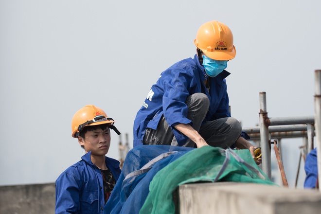 Quận Ba Đình: Mất 4 tháng mới 'cắt ngọn' xong tầng 18 nhà 8B Lê Trực - Ảnh 1. Quận Ba Đình: Mất 4 tháng mới 'cắt ngọn' xong tầng 18 nhà 8B Lê Trực - Ảnh 1.