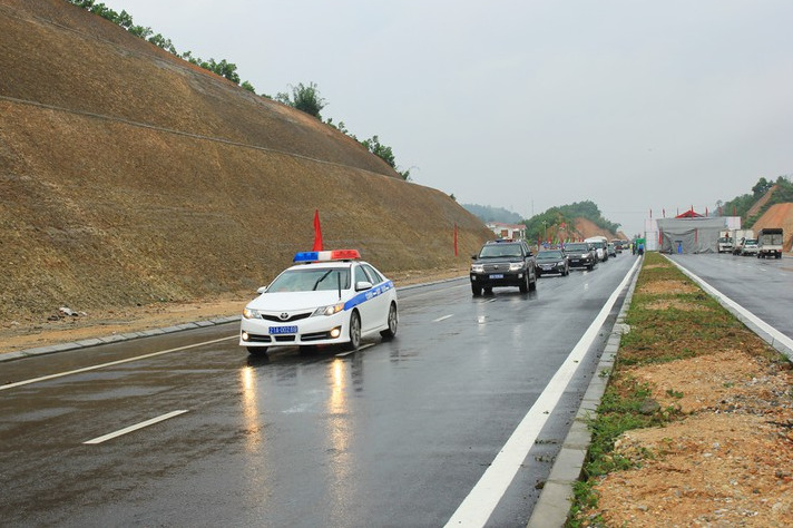Thông xe kĩ thuật đường nối cao tốc Nội Bài - Lào Cai tại Yên Bái - Ảnh 1.