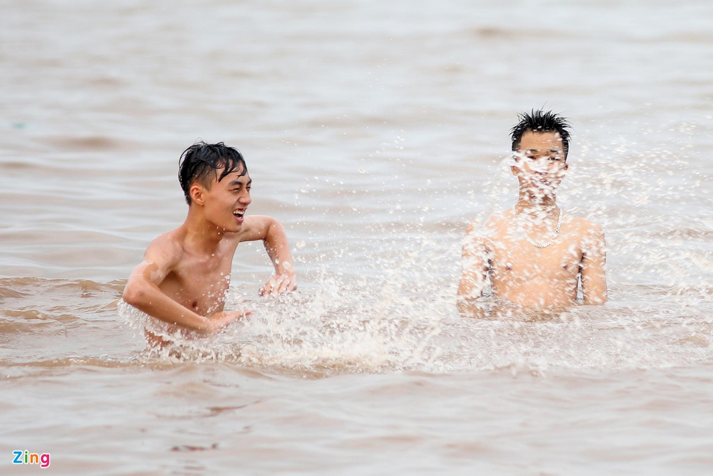 Hàng nghìn người đổ xuống bãi biển Đồ Sơn ngày lễ 1/5 - Ảnh 5. Hàng nghìn người đổ xuống bãi biển Đồ Sơn ngày lễ 1/5 - Ảnh 5.