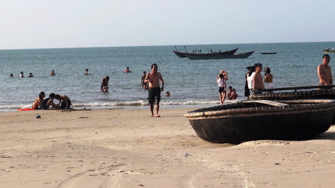 TT-Huế: Hàng nghìn người 'xé rào' tắm biển dịp cuối tuần, nghỉ lễ - Ảnh 4. TT-Huế: Hàng nghìn người 'xé rào' tắm biển dịp cuối tuần, nghỉ lễ - Ảnh 4.
