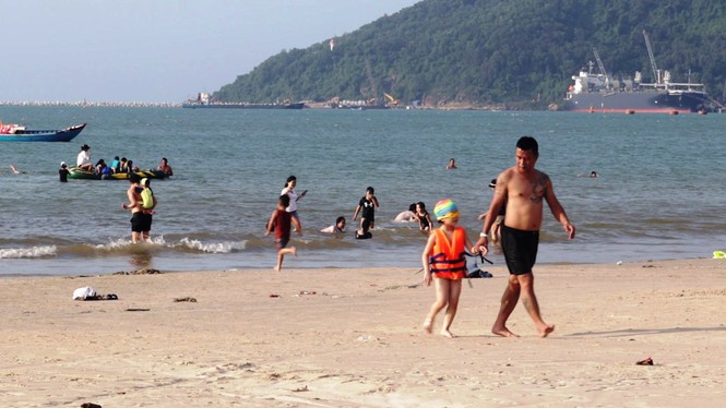 TT-Huế: Hàng nghìn người 'xé rào' tắm biển dịp cuối tuần, nghỉ lễ - Ảnh 5. TT-Huế: Hàng nghìn người 'xé rào' tắm biển dịp cuối tuần, nghỉ lễ - Ảnh 5.