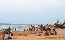TT-Huế: Hàng nghìn người 'xé rào' tắm biển dịp cuối tuần, nghỉ lễ