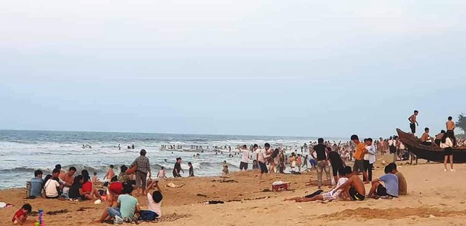TT-Huế: Hàng nghìn người 'xé rào' tắm biển dịp cuối tuần, nghỉ lễ - Ảnh 8. TT-Huế: Hàng nghìn người 'xé rào' tắm biển dịp cuối tuần, nghỉ lễ - Ảnh 8.