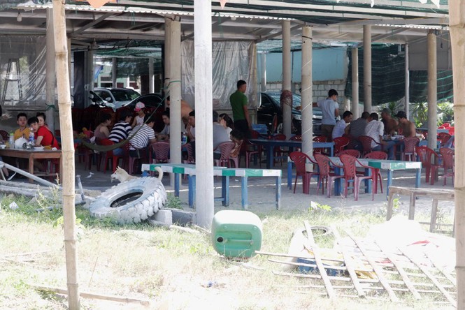 TT-Huế: Hàng nghìn người 'xé rào' tắm biển dịp cuối tuần, nghỉ lễ - Ảnh 6. TT-Huế: Hàng nghìn người 'xé rào' tắm biển dịp cuối tuần, nghỉ lễ - Ảnh 6.