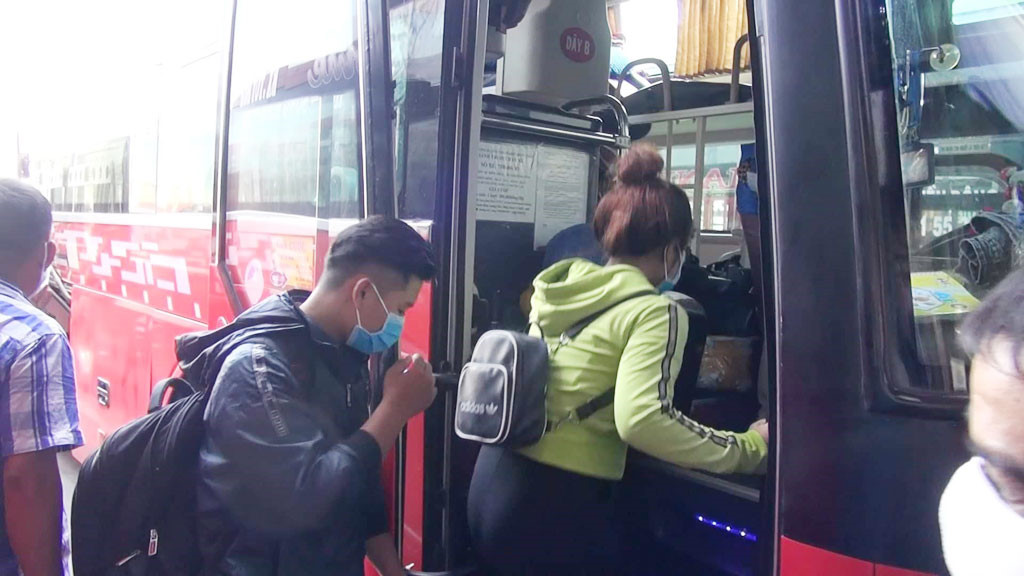 Sinh viên 'bấm bụng' mua vé xe giá cao để trở lại trường - Ảnh 1. Sinh viên 'bấm bụng' mua vé xe giá cao để trở lại trường - Ảnh 1.
