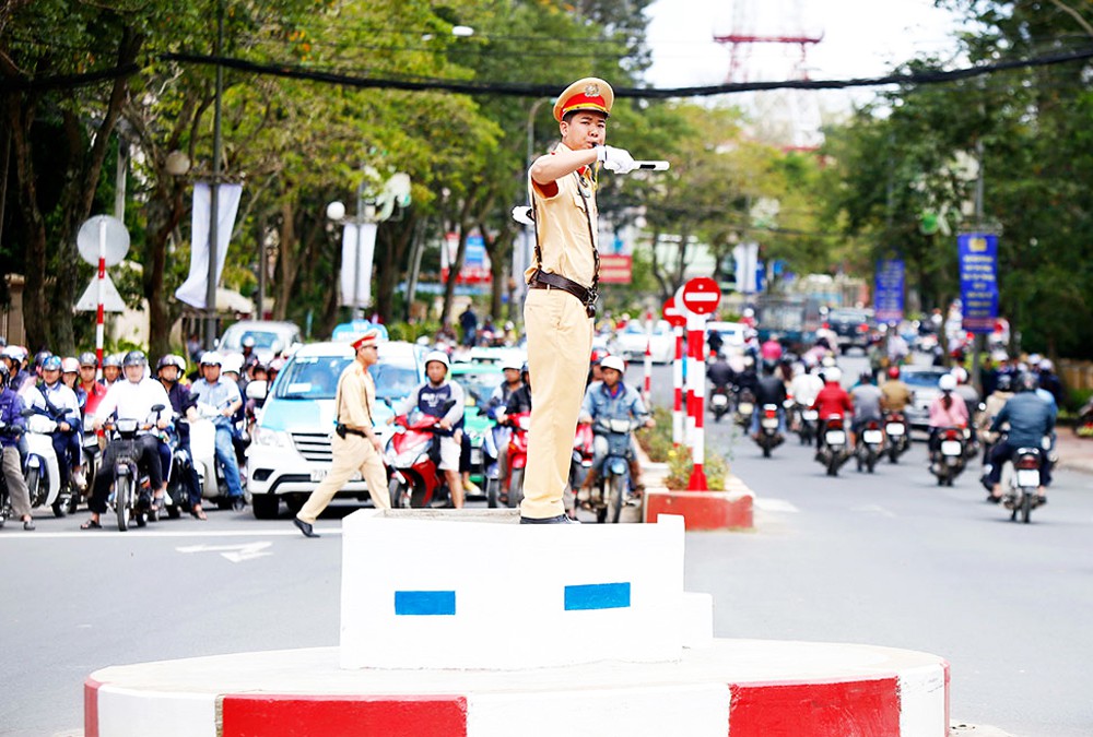 Khốn khổ điều tiết xe cộ ở thành phố không đèn giao thông - Ảnh 1. Khốn khổ điều tiết xe cộ ở thành phố không đèn giao thông - Ảnh 1.