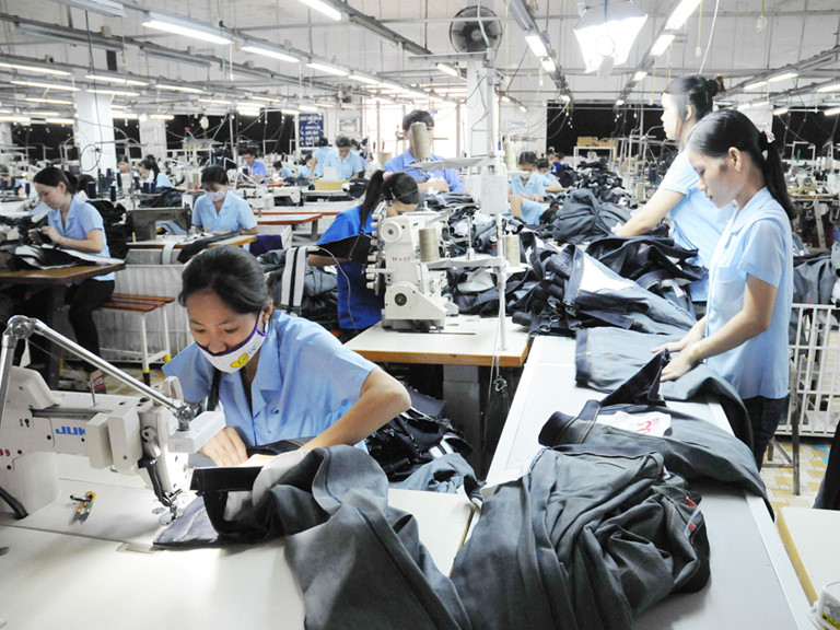 Ngành dệt may điêu đứng, trở thành con nợ khó đòi của ngân hàng vì Covid-19 - Ảnh 1. Ngành dệt may điêu đứng, trở thành con nợ khó đòi của ngân hàng vì Covid-19 - Ảnh 1.