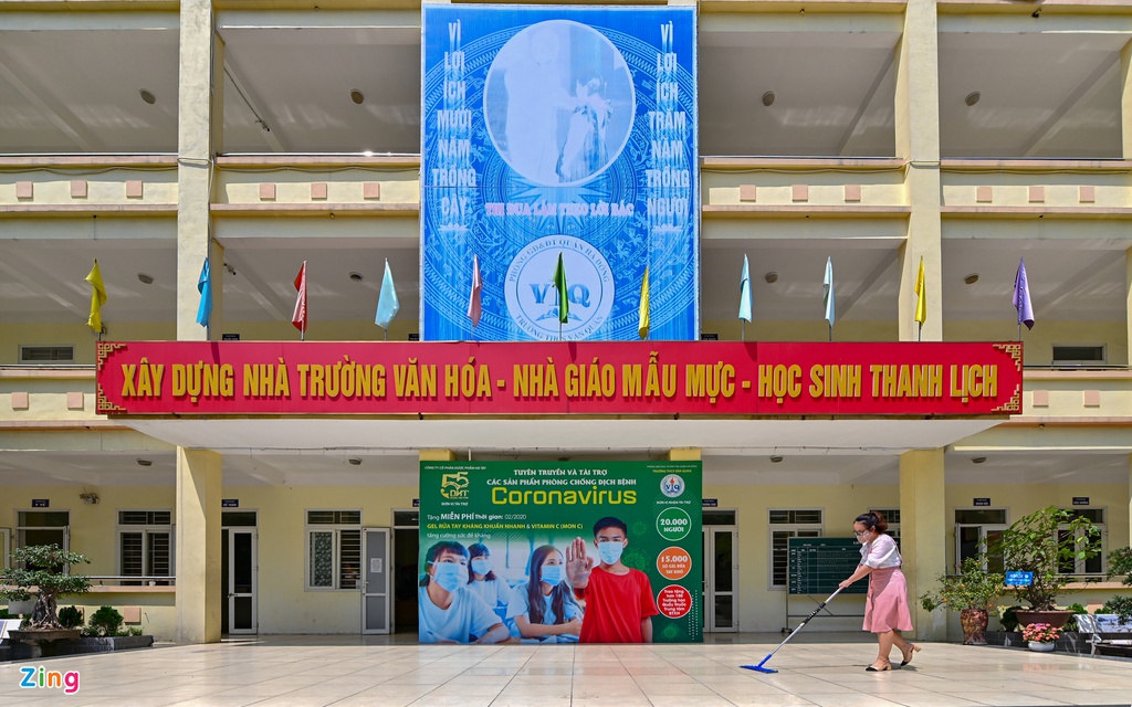 Thầy cô tất bật dọn dẹp trường đón học sinh trở lại lớp - Ảnh 1. Thầy cô tất bật dọn dẹp trường đón học sinh trở lại lớp - Ảnh 1.