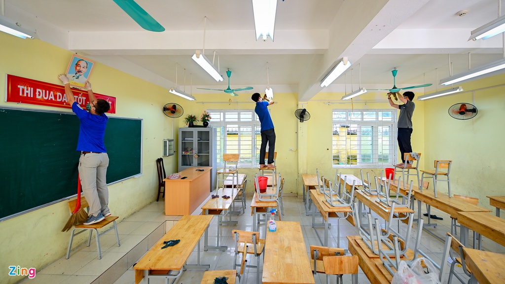 Thầy cô tất bật dọn dẹp trường đón học sinh trở lại lớp - Ảnh 2. Thầy cô tất bật dọn dẹp trường đón học sinh trở lại lớp - Ảnh 2.