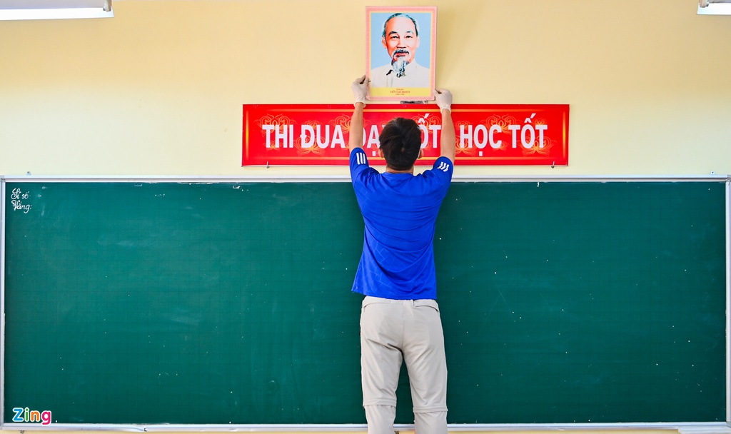 Thầy cô tất bật dọn dẹp trường đón học sinh trở lại lớp - Ảnh 3. Thầy cô tất bật dọn dẹp trường đón học sinh trở lại lớp - Ảnh 3.