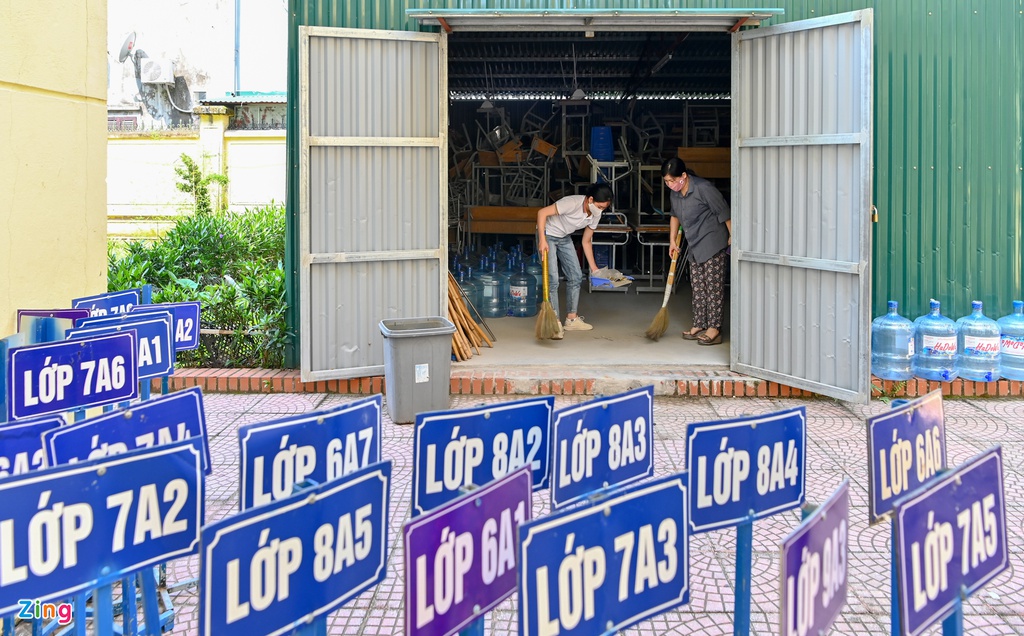 Thầy cô tất bật dọn dẹp trường đón học sinh trở lại lớp - Ảnh 4. Thầy cô tất bật dọn dẹp trường đón học sinh trở lại lớp - Ảnh 4.