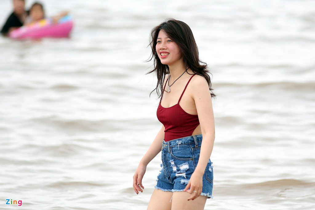 Hàng nghìn người đổ xuống bãi biển Đồ Sơn ngày lễ 1/5 - Ảnh 3. Hàng nghìn người đổ xuống bãi biển Đồ Sơn ngày lễ 1/5 - Ảnh 3.