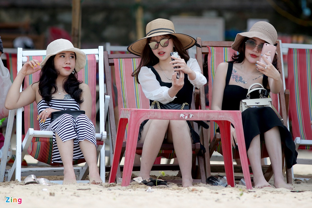Hàng nghìn người đổ xuống bãi biển Đồ Sơn ngày lễ 1/5 - Ảnh 6. Hàng nghìn người đổ xuống bãi biển Đồ Sơn ngày lễ 1/5 - Ảnh 6.