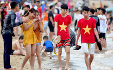 Hàng nghìn người đổ xuống bãi biển Đồ Sơn ngày lễ 1/5