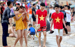 Hàng nghìn người đổ xuống bãi biển Đồ Sơn ngày lễ 1/5