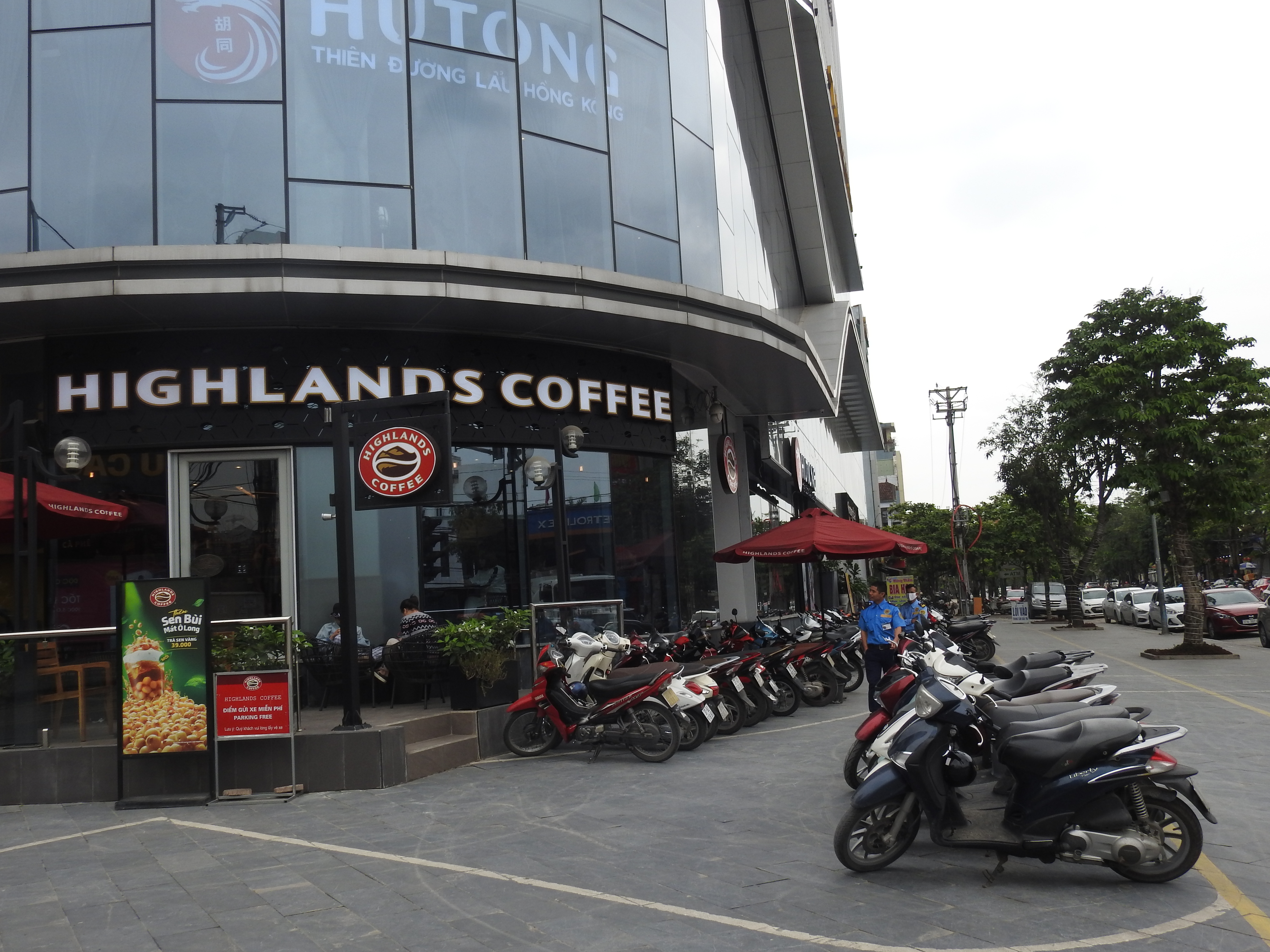 Nghỉ lễ 4 ngày, quán cà phê, trà chanh vỉa hè ở TP Vinh nườm nượp khách - Ảnh 7. Nghỉ lễ 4 ngày, quán cà phê, trà chanh vỉa hè ở TP Vinh nườm nượp khách - Ảnh 7.