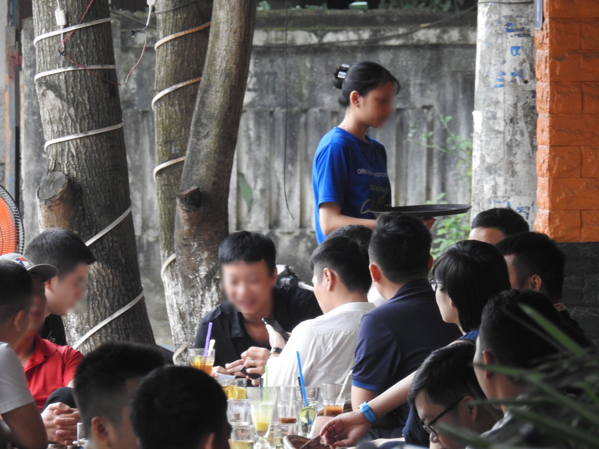 Nghỉ lễ 4 ngày, quán cà phê, trà chanh vỉa hè ở TP Vinh nườm nượp khách - Ảnh 3. Nghỉ lễ 4 ngày, quán cà phê, trà chanh vỉa hè ở TP Vinh nườm nượp khách - Ảnh 3.