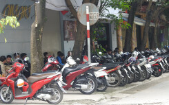 Nghỉ lễ 4 ngày, quán cà phê, trà chanh vỉa hè ở TP Vinh nườm nượp khách