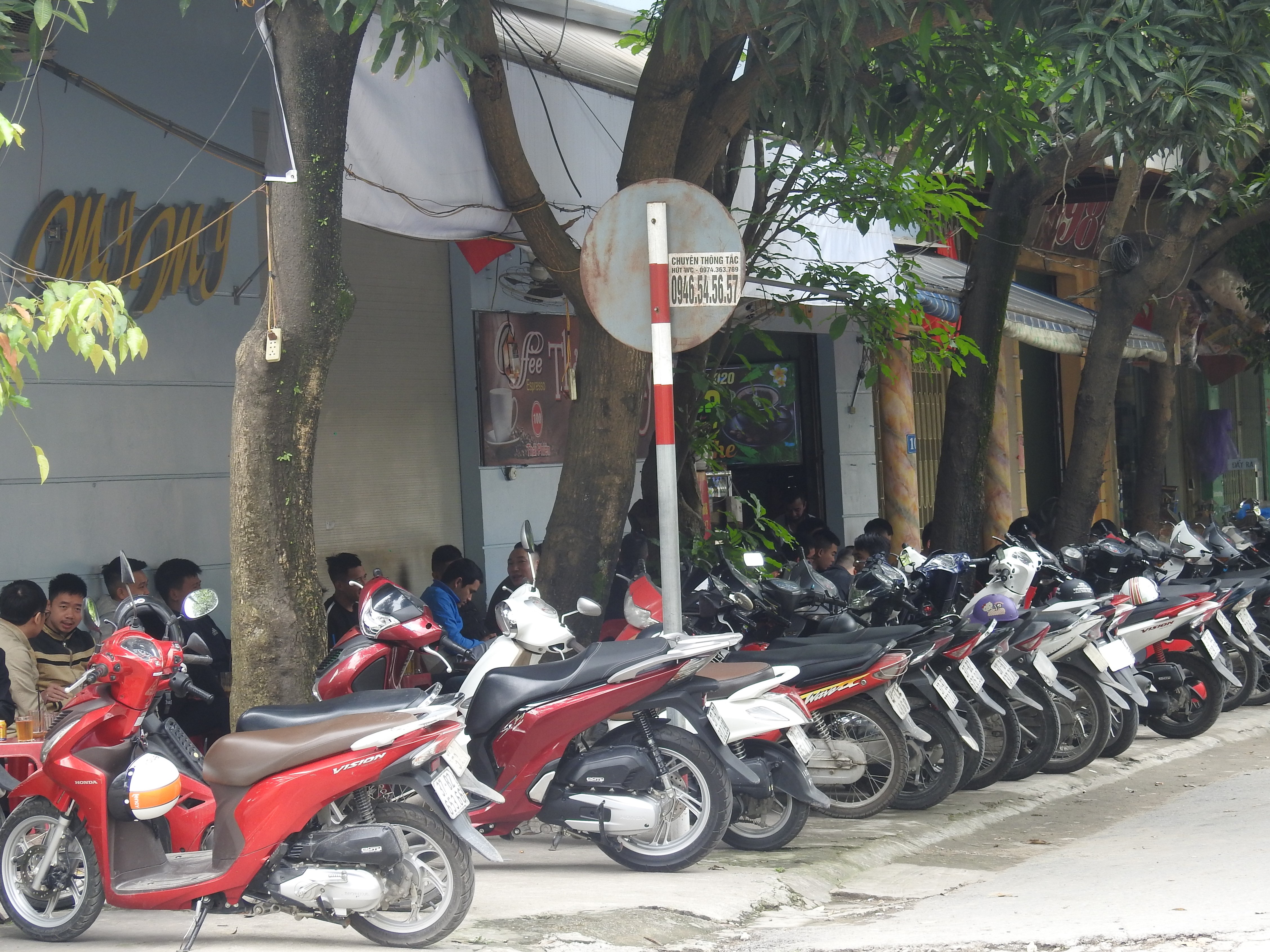 Nghỉ lễ 4 ngày, quán cà phê, trà chanh vỉa hè ở TP Vinh nườm nượp khách - Ảnh 1. Nghỉ lễ 4 ngày, quán cà phê, trà chanh vỉa hè ở TP Vinh nườm nượp khách - Ảnh 1.