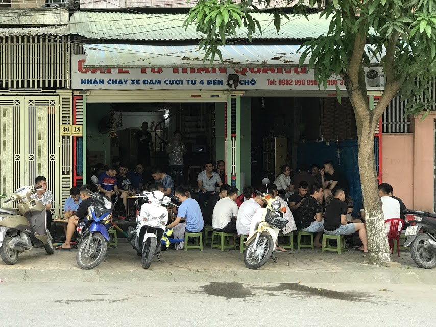 Nghỉ lễ 4 ngày, quán cà phê, trà chanh vỉa hè ở TP Vinh nườm nượp khách - Ảnh 2. Nghỉ lễ 4 ngày, quán cà phê, trà chanh vỉa hè ở TP Vinh nườm nượp khách - Ảnh 2.
