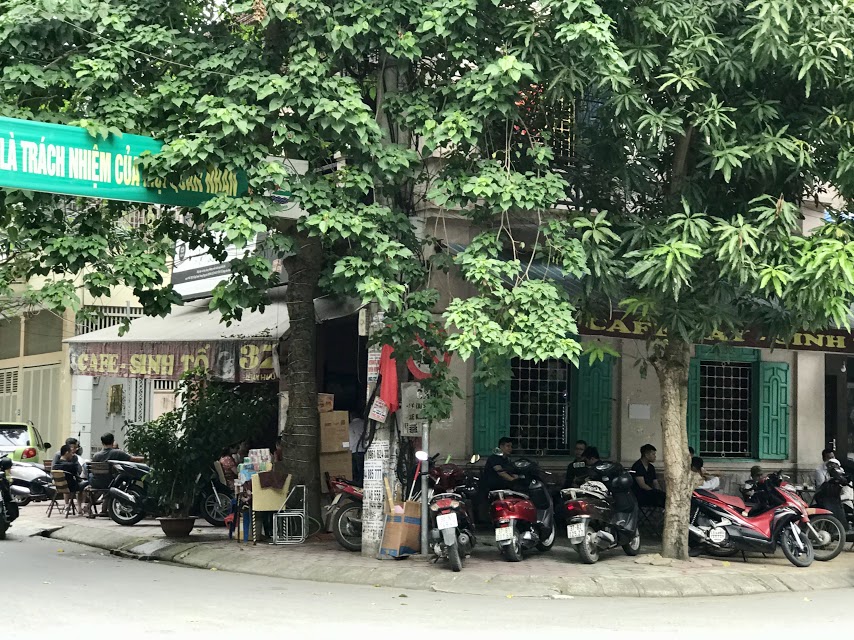 Nghỉ lễ 4 ngày, quán cà phê, trà chanh vỉa hè ở TP Vinh nườm nượp khách - Ảnh 6. Nghỉ lễ 4 ngày, quán cà phê, trà chanh vỉa hè ở TP Vinh nườm nượp khách - Ảnh 6.