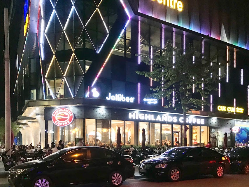 Nghỉ lễ 4 ngày, quán cà phê, trà chanh vỉa hè ở TP Vinh nườm nượp khách - Ảnh 8. Nghỉ lễ 4 ngày, quán cà phê, trà chanh vỉa hè ở TP Vinh nườm nượp khách - Ảnh 8.