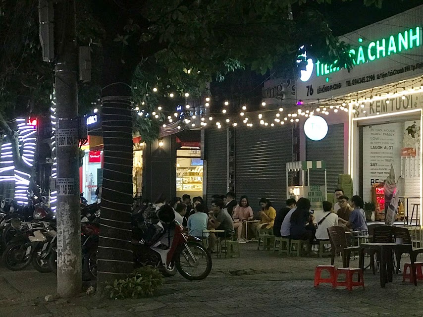 Nghỉ lễ 4 ngày, quán cà phê, trà chanh vỉa hè ở TP Vinh nườm nượp khách - Ảnh 10. Nghỉ lễ 4 ngày, quán cà phê, trà chanh vỉa hè ở TP Vinh nườm nượp khách - Ảnh 10.
