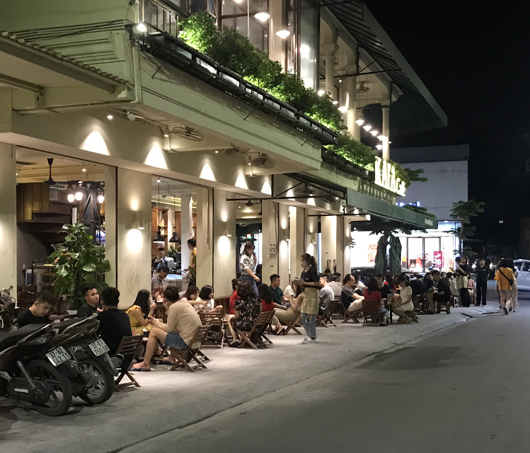 Nghỉ lễ 4 ngày, quán cà phê, trà chanh vỉa hè ở TP Vinh nườm nượp khách - Ảnh 11. Nghỉ lễ 4 ngày, quán cà phê, trà chanh vỉa hè ở TP Vinh nườm nượp khách - Ảnh 11.