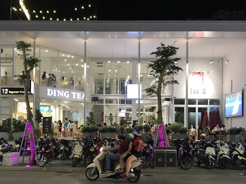 Nghỉ lễ 4 ngày, quán cà phê, trà chanh vỉa hè ở TP Vinh nườm nượp khách - Ảnh 9. Nghỉ lễ 4 ngày, quán cà phê, trà chanh vỉa hè ở TP Vinh nườm nượp khách - Ảnh 9.