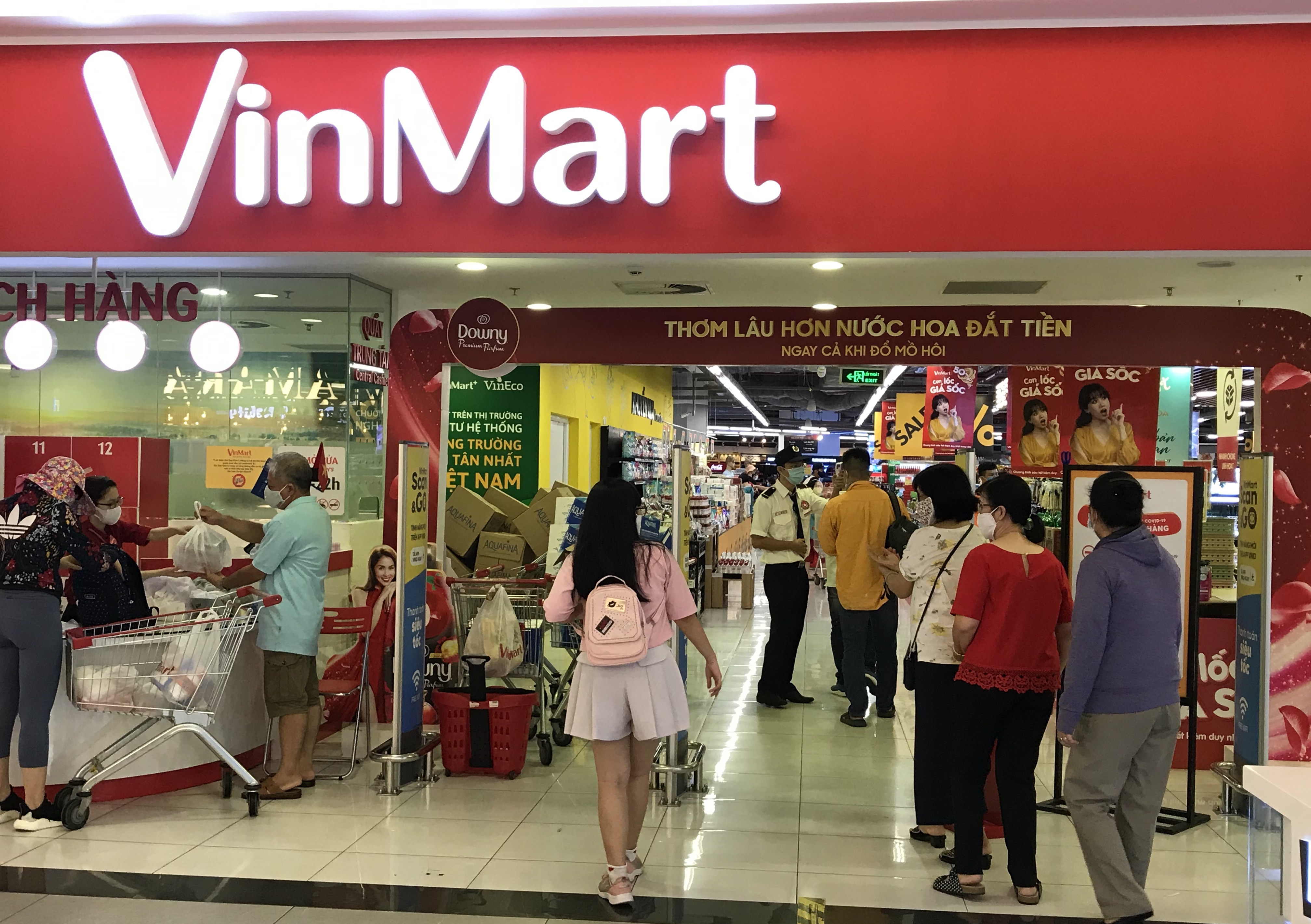 Siêu thị đông đúc cuối tuần, người Sài Gòn mua thịt heo, hải sản giảm giá đến 20.000-60.000 đồng/kg ăn lễ - Ảnh 12. Siêu thị đông đúc cuối tuần, người Sài Gòn mua thịt heo, hải sản giảm giá đến 20.000-60.000 đồng/kg ăn lễ - Ảnh 12.