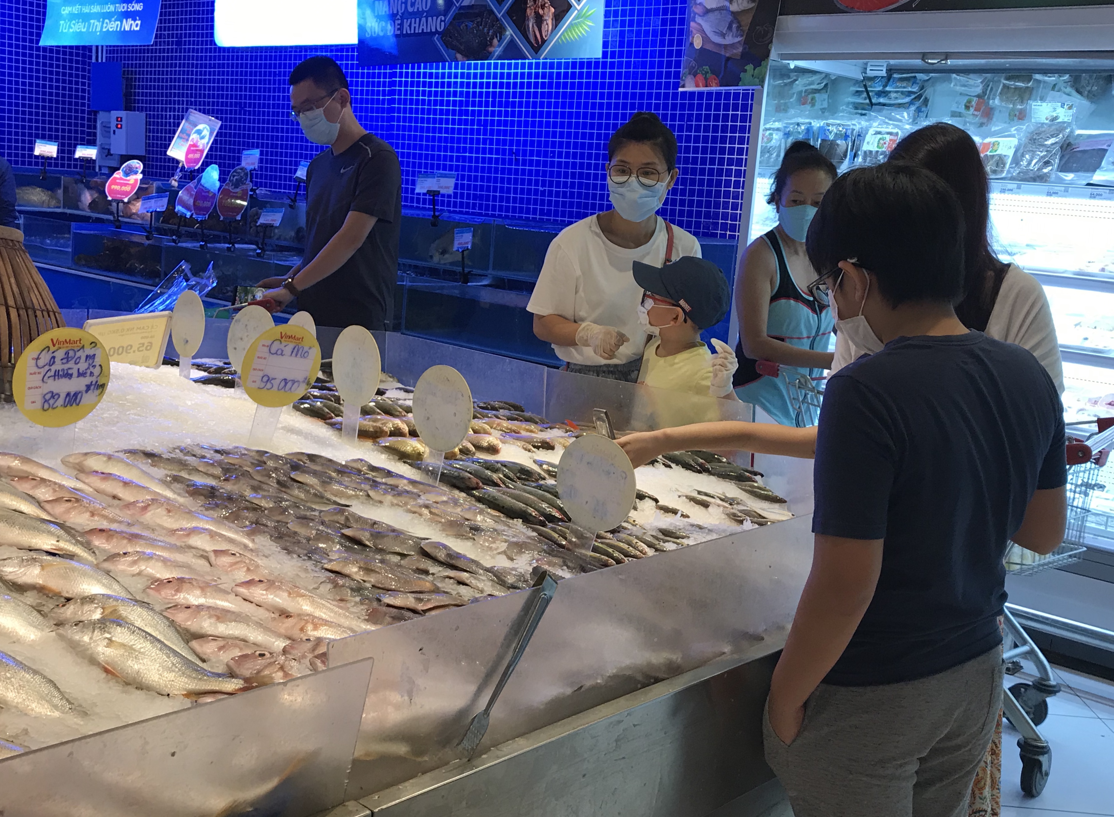 Siêu thị đông đúc cuối tuần, người Sài Gòn mua thịt heo, hải sản giảm giá đến 20.000-60.000 đồng/kg ăn lễ - Ảnh 13. Siêu thị đông đúc cuối tuần, người Sài Gòn mua thịt heo, hải sản giảm giá đến 20.000-60.000 đồng/kg ăn lễ - Ảnh 13.