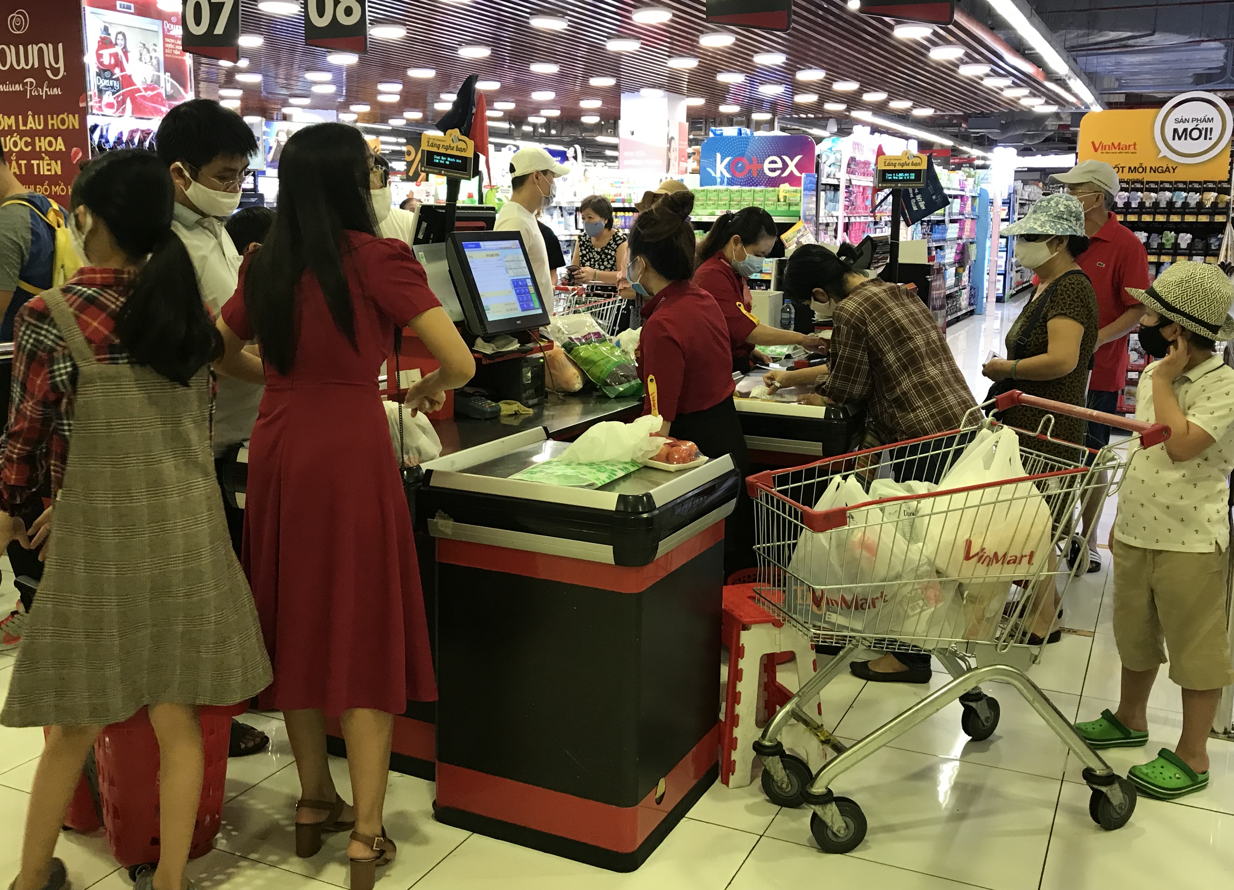 Siêu thị đông đúc cuối tuần, người Sài Gòn mua thịt heo, hải sản giảm giá đến 20.000-60.000 đồng/kg ăn lễ - Ảnh 15. Siêu thị đông đúc cuối tuần, người Sài Gòn mua thịt heo, hải sản giảm giá đến 20.000-60.000 đồng/kg ăn lễ - Ảnh 15.
