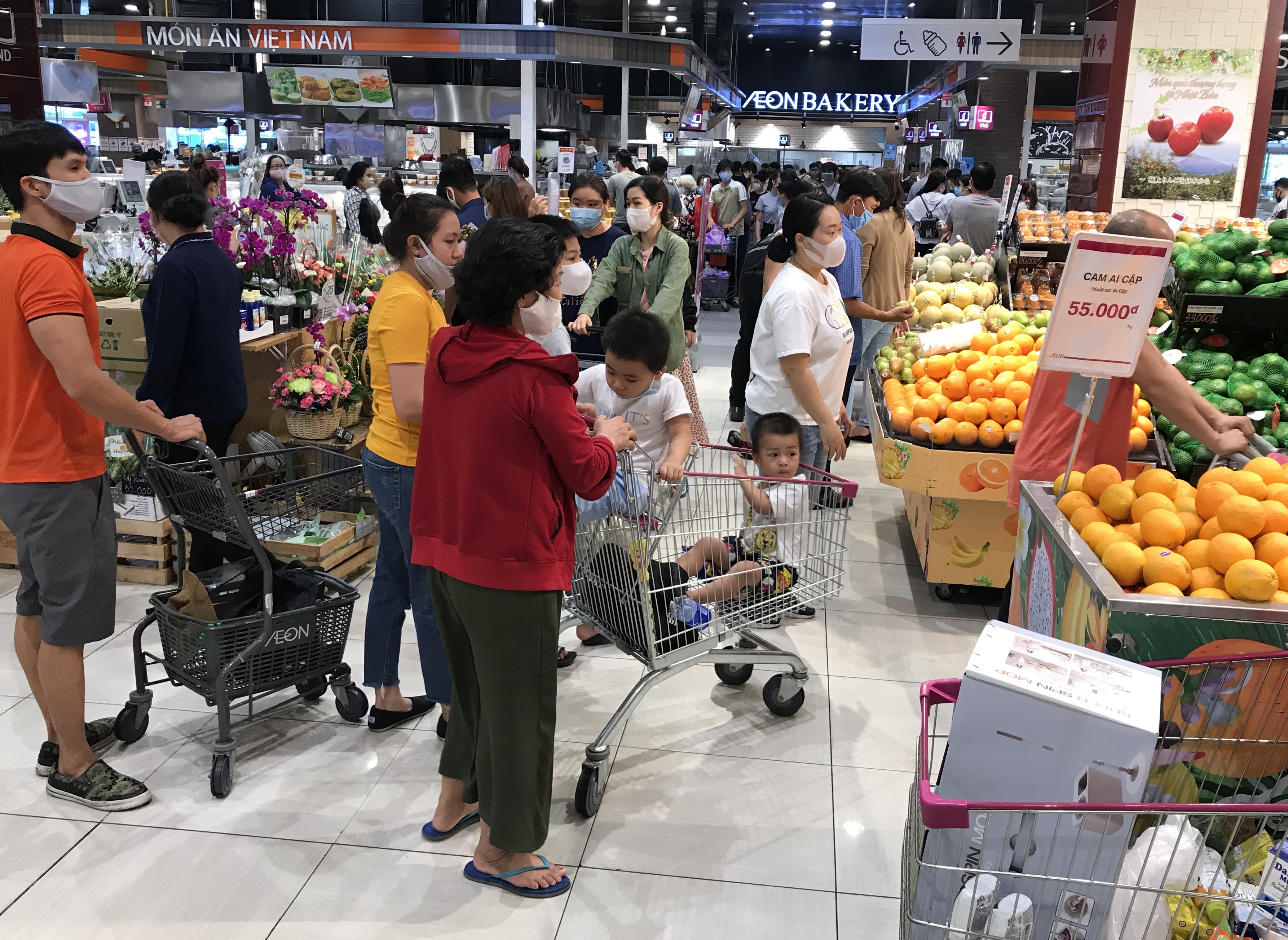 Siêu thị đông đúc cuối tuần, người Sài Gòn mua thịt heo, hải sản giảm giá đến 20.000-60.000 đồng/kg ăn lễ - Ảnh 1. Siêu thị đông đúc cuối tuần, người Sài Gòn mua thịt heo, hải sản giảm giá đến 20.000-60.000 đồng/kg ăn lễ - Ảnh 1.