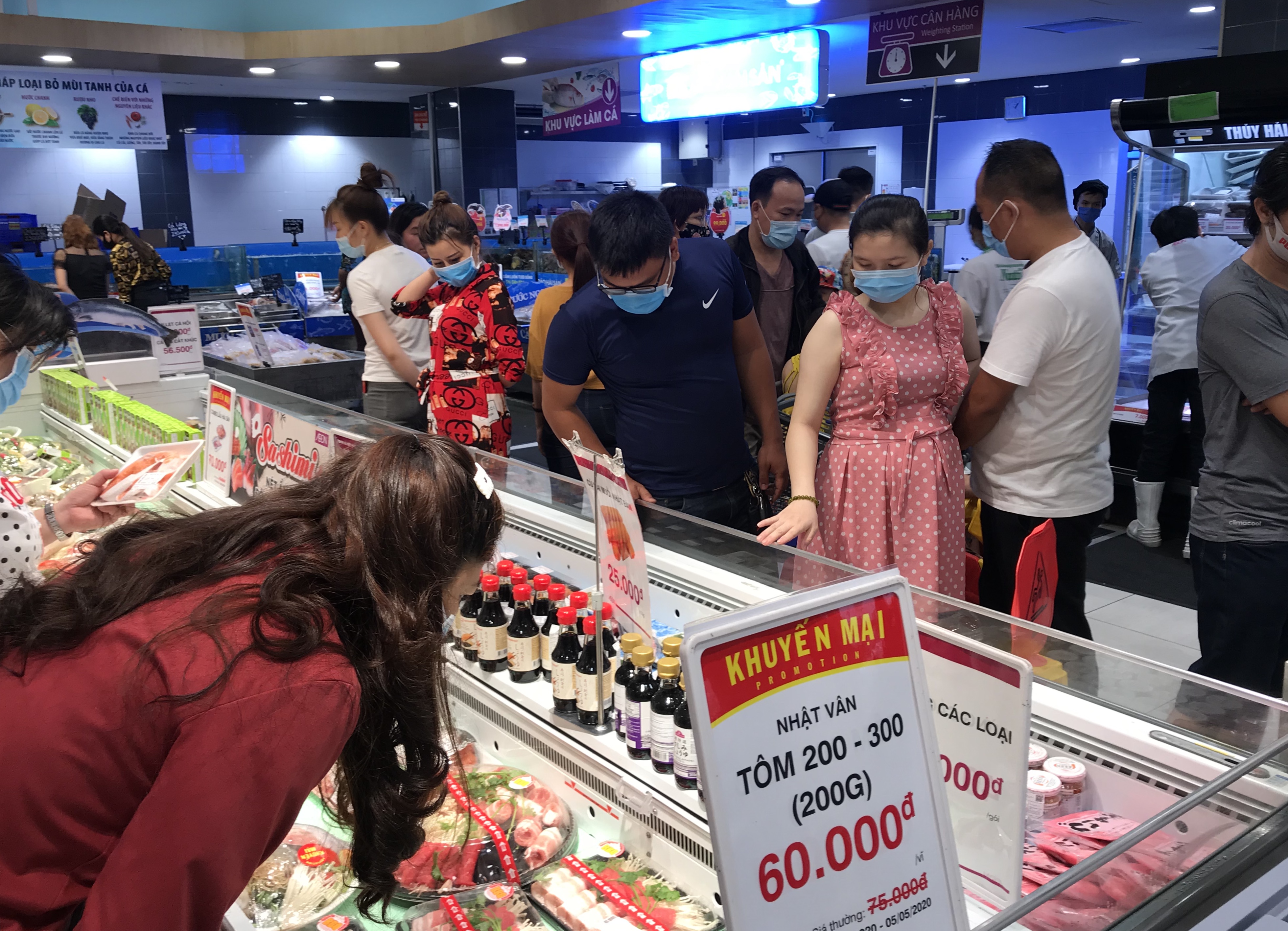Siêu thị đông đúc cuối tuần, người Sài Gòn mua thịt heo, hải sản giảm giá đến 20.000-60.000 đồng/kg ăn lễ - Ảnh 5. Siêu thị đông đúc cuối tuần, người Sài Gòn mua thịt heo, hải sản giảm giá đến 20.000-60.000 đồng/kg ăn lễ - Ảnh 5.