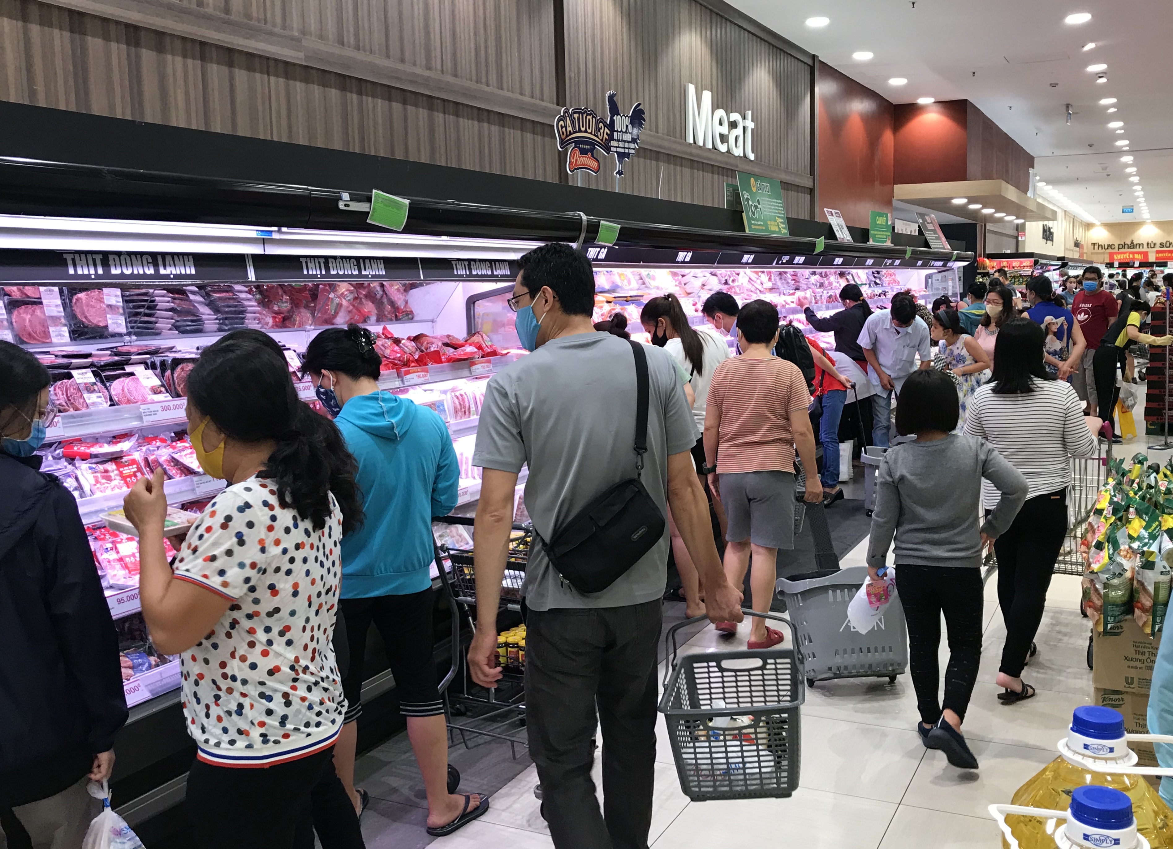 Siêu thị đông đúc cuối tuần, người Sài Gòn mua thịt heo, hải sản giảm giá đến 20.000-60.000 đồng/kg ăn lễ - Ảnh 2. Siêu thị đông đúc cuối tuần, người Sài Gòn mua thịt heo, hải sản giảm giá đến 20.000-60.000 đồng/kg ăn lễ - Ảnh 2.