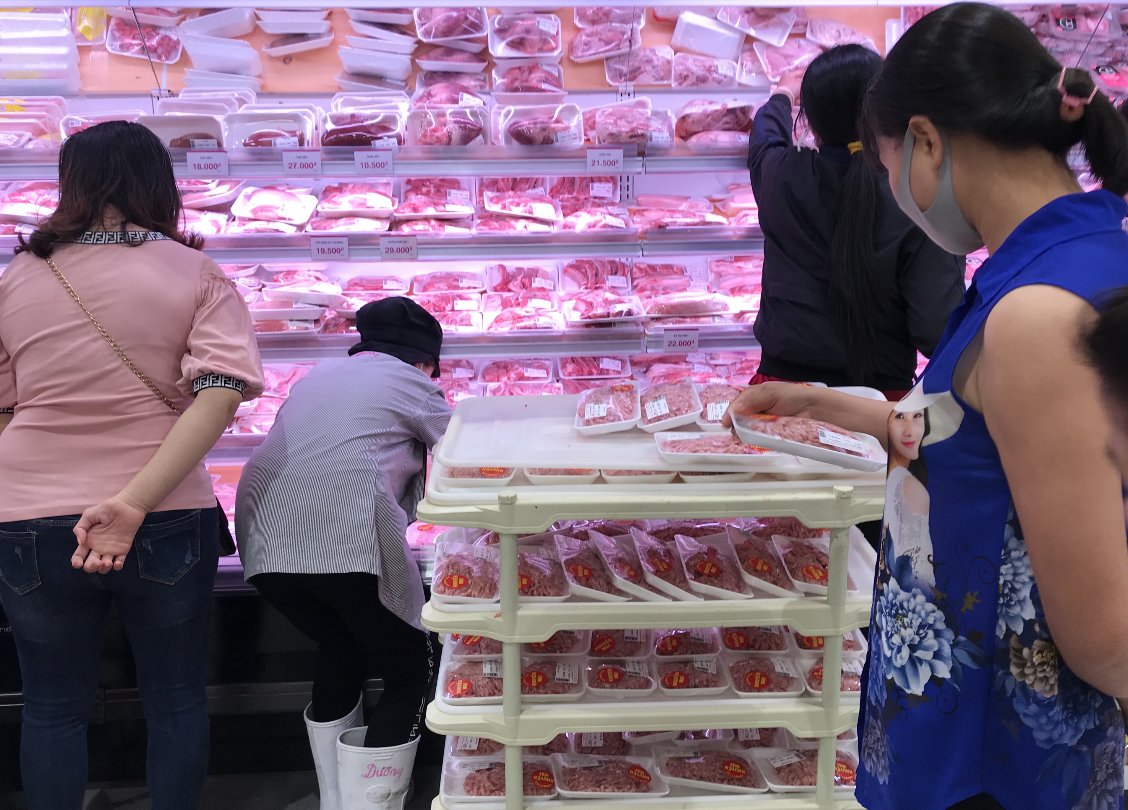 Siêu thị đông đúc cuối tuần, người Sài Gòn mua thịt heo, hải sản giảm giá đến 20.000-60.000 đồng/kg ăn lễ - Ảnh 8. Siêu thị đông đúc cuối tuần, người Sài Gòn mua thịt heo, hải sản giảm giá đến 20.000-60.000 đồng/kg ăn lễ - Ảnh 8.