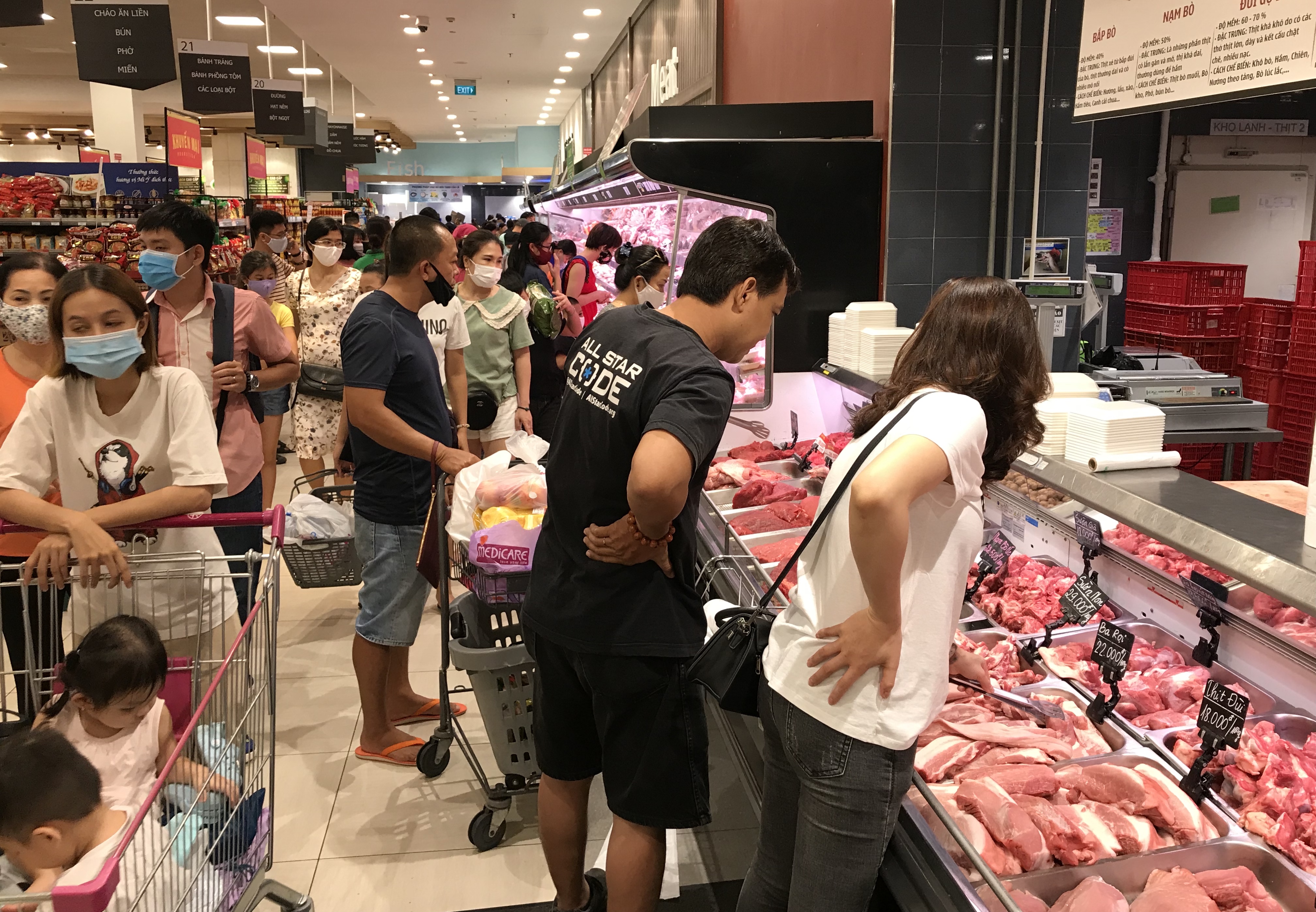 Siêu thị đông đúc cuối tuần, người Sài Gòn mua thịt heo, hải sản giảm giá đến 20.000-60.000 đồng/kg ăn lễ - Ảnh 6. Siêu thị đông đúc cuối tuần, người Sài Gòn mua thịt heo, hải sản giảm giá đến 20.000-60.000 đồng/kg ăn lễ - Ảnh 6.