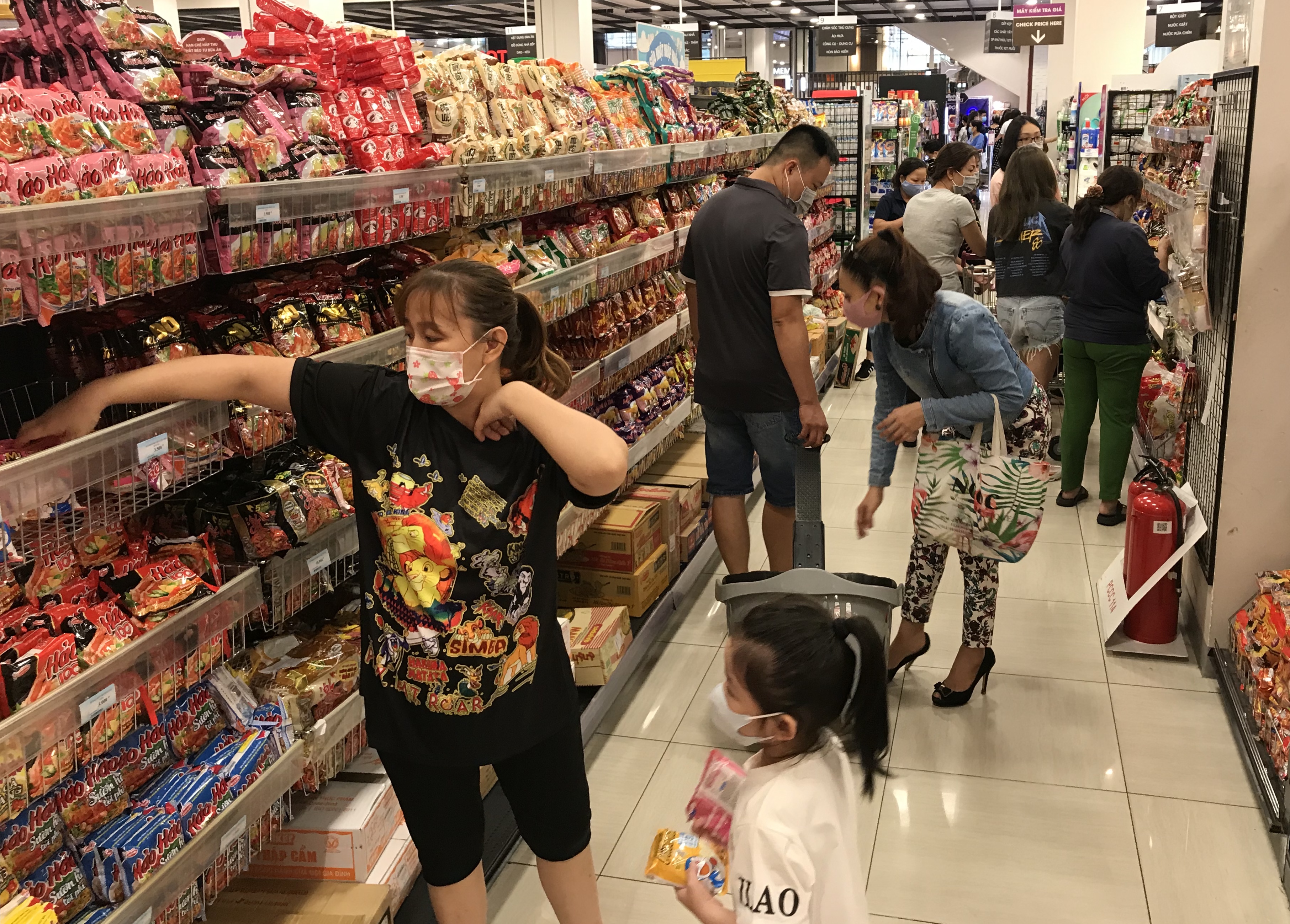 Siêu thị đông đúc cuối tuần, người Sài Gòn mua thịt heo, hải sản giảm giá đến 20.000-60.000 đồng/kg ăn lễ - Ảnh 9. Siêu thị đông đúc cuối tuần, người Sài Gòn mua thịt heo, hải sản giảm giá đến 20.000-60.000 đồng/kg ăn lễ - Ảnh 9.