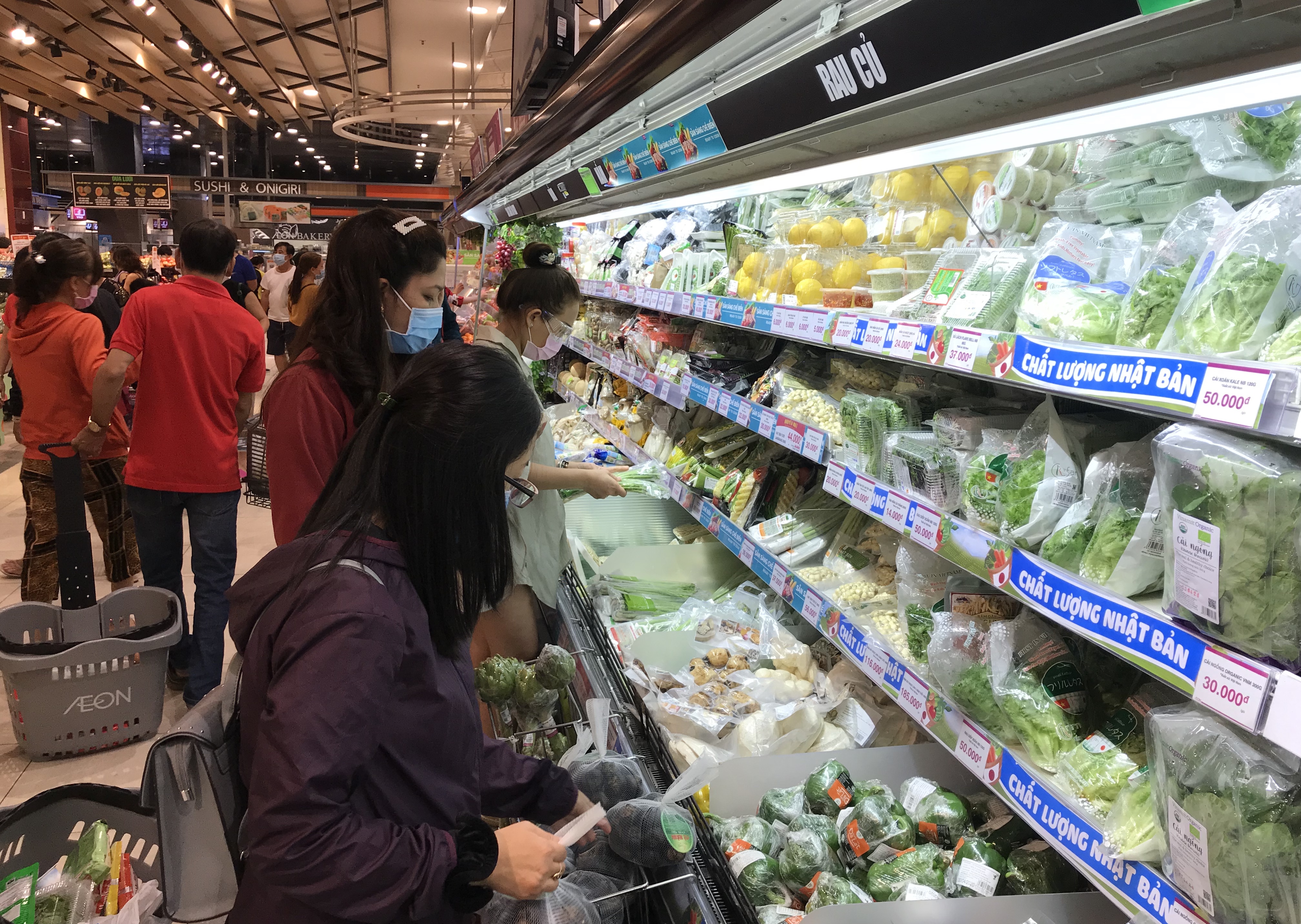 Siêu thị đông đúc cuối tuần, người Sài Gòn mua thịt heo, hải sản giảm giá đến 20.000-60.000 đồng/kg ăn lễ - Ảnh 3. Siêu thị đông đúc cuối tuần, người Sài Gòn mua thịt heo, hải sản giảm giá đến 20.000-60.000 đồng/kg ăn lễ - Ảnh 3.