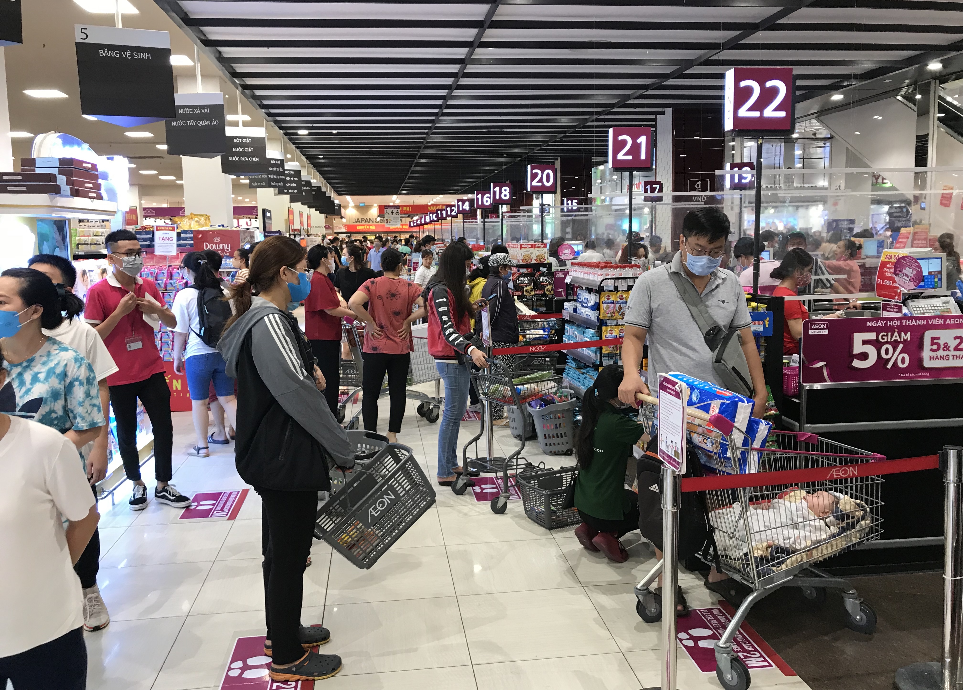 Siêu thị đông đúc cuối tuần, người Sài Gòn mua thịt heo, hải sản giảm giá đến 20.000-60.000 đồng/kg ăn lễ - Ảnh 10. Siêu thị đông đúc cuối tuần, người Sài Gòn mua thịt heo, hải sản giảm giá đến 20.000-60.000 đồng/kg ăn lễ - Ảnh 10.