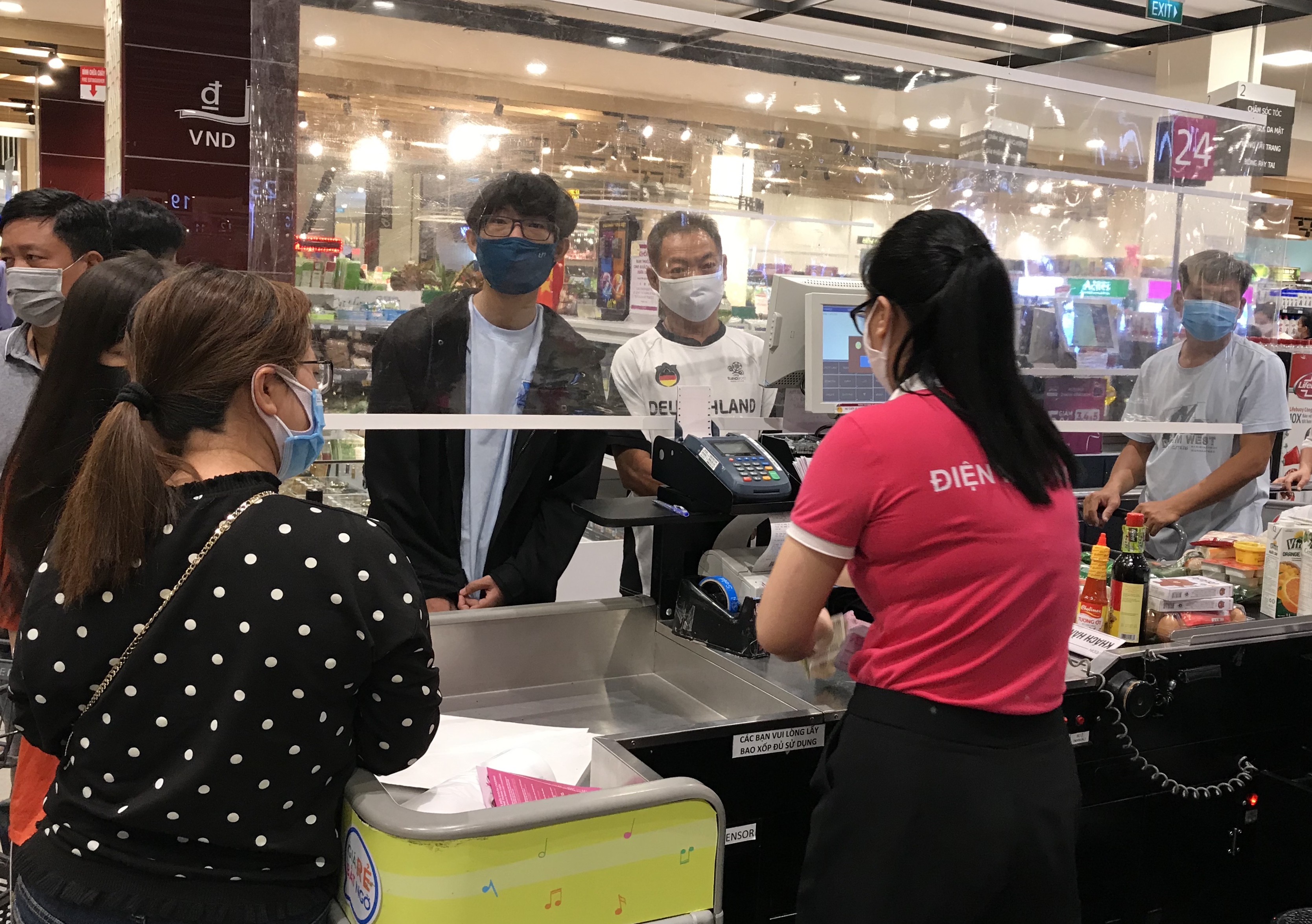 Siêu thị đông đúc cuối tuần, người Sài Gòn mua thịt heo, hải sản giảm giá đến 20.000-60.000 đồng/kg ăn lễ - Ảnh 11. Siêu thị đông đúc cuối tuần, người Sài Gòn mua thịt heo, hải sản giảm giá đến 20.000-60.000 đồng/kg ăn lễ - Ảnh 11.