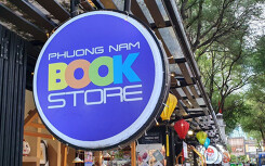 Nhà sách bán thêm gạo, mì gói trong dịch bệnh