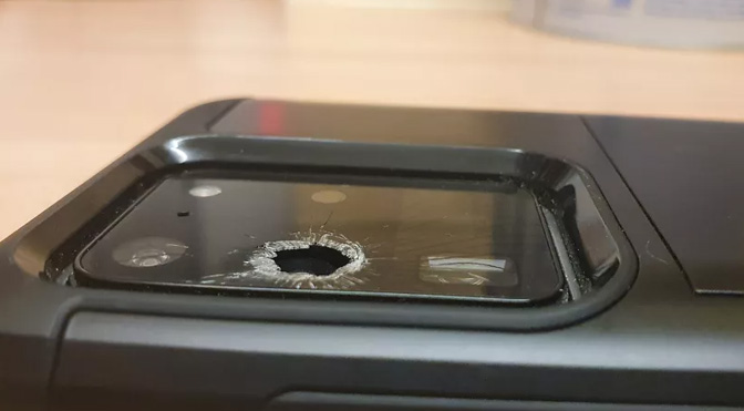 Người dùng Samsung Galaxy S20 Ultra phàn nàn mặt kính camera 'tự nhiên' vỡ - Ảnh 1. Người dùng Samsung Galaxy S20 Ultra phàn nàn mặt kính camera 'tự nhiên' vỡ - Ảnh 1.