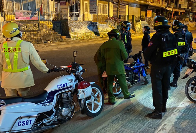 Khốn khổ điều tiết xe cộ ở thành phố không đèn giao thông - Ảnh 2. Khốn khổ điều tiết xe cộ ở thành phố không đèn giao thông - Ảnh 2.