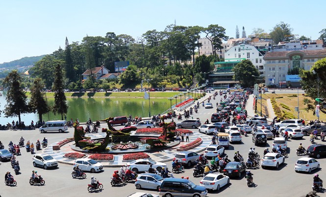 Khốn khổ điều tiết xe cộ ở thành phố không đèn giao thông - Ảnh 5. Khốn khổ điều tiết xe cộ ở thành phố không đèn giao thông - Ảnh 5.