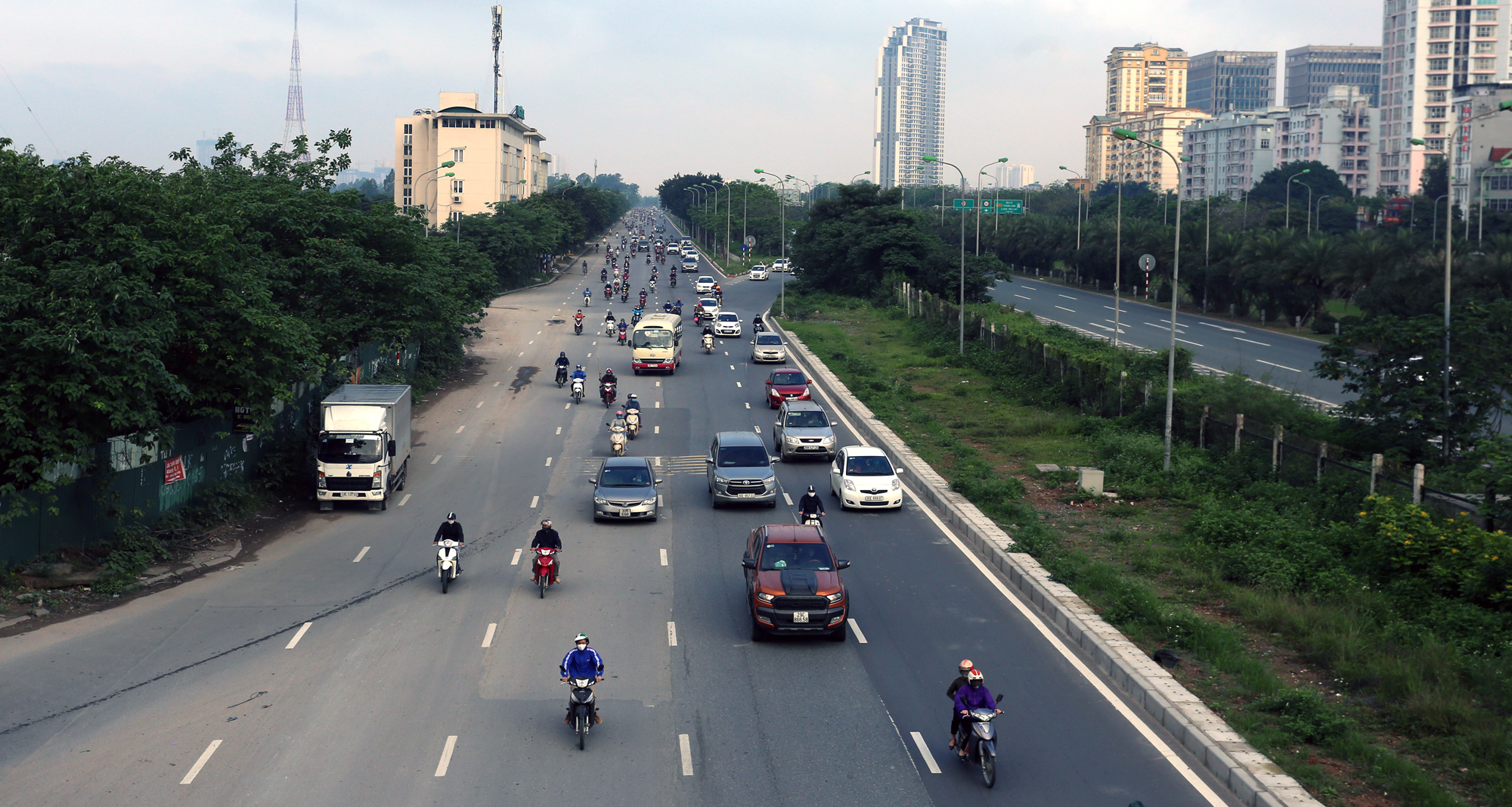 'Lười' đi vòng, vgười dân liều mạng chạy ngược chiều trên Đại lộ Thăng Long vào phố Sa Đôi - Ảnh 1.