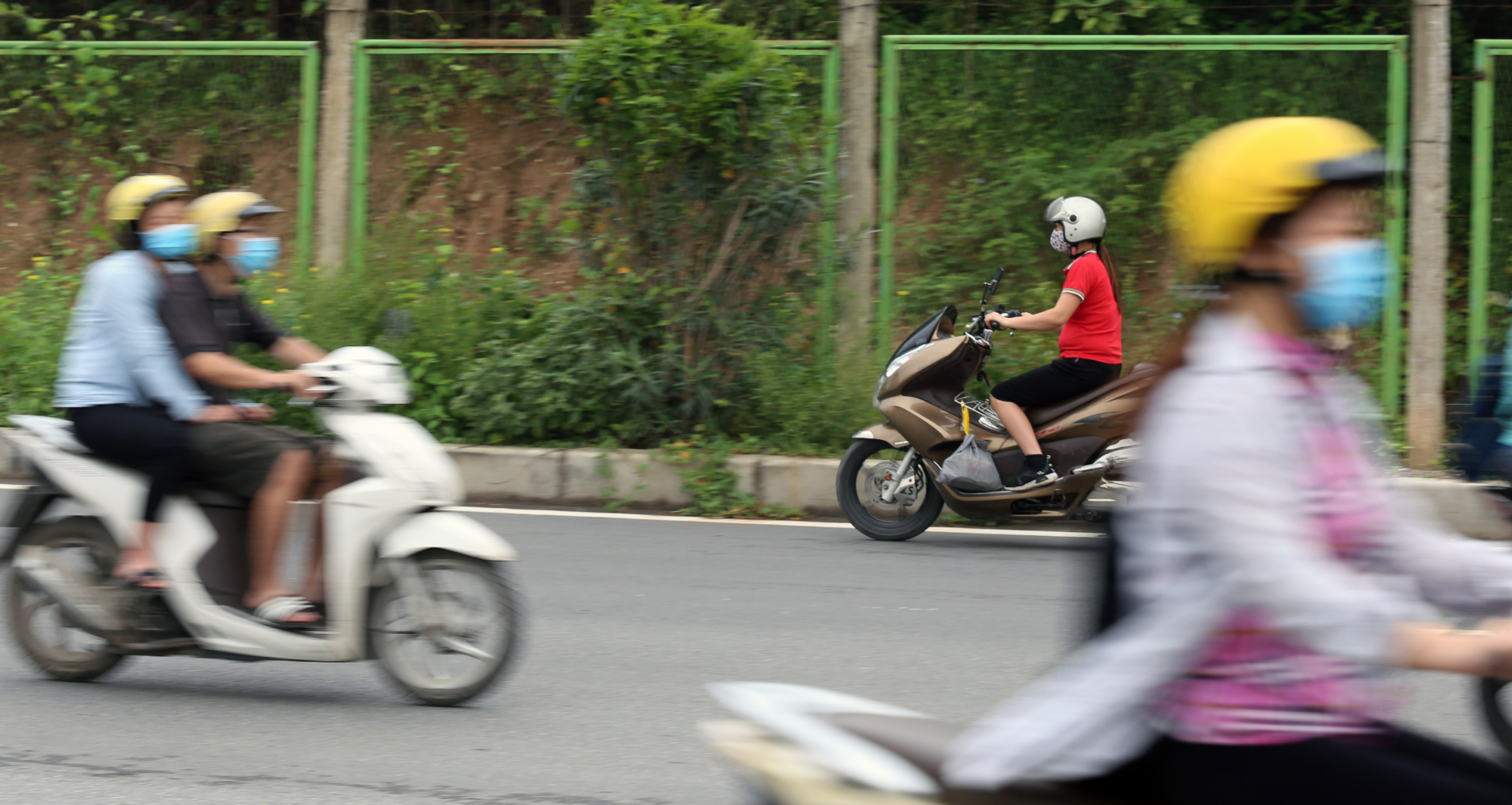 'Lười' đi vòng, vgười dân liều mạng chạy ngược chiều trên Đại lộ Thăng Long vào phố Sa Đôi - Ảnh 11.