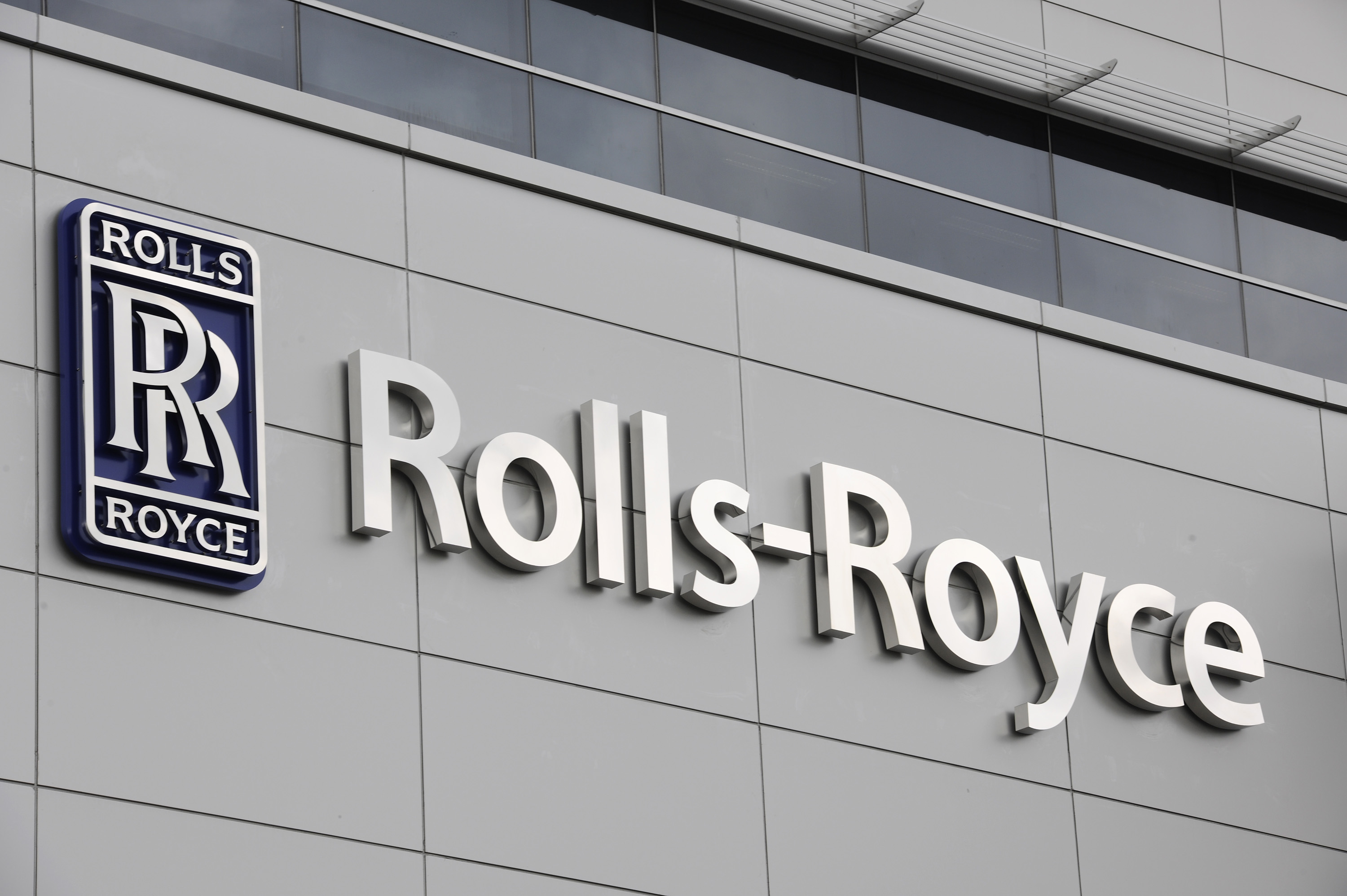 Rolls-Royce cắt giảm 9.000 việc làm trước tình hình du lịch hàng không suy sụp vì Covid-19 - Ảnh 1. Rolls-Royce cắt giảm 9.000 việc làm trước tình hình du lịch hàng không suy sụp vì Covid-19 - Ảnh 1.