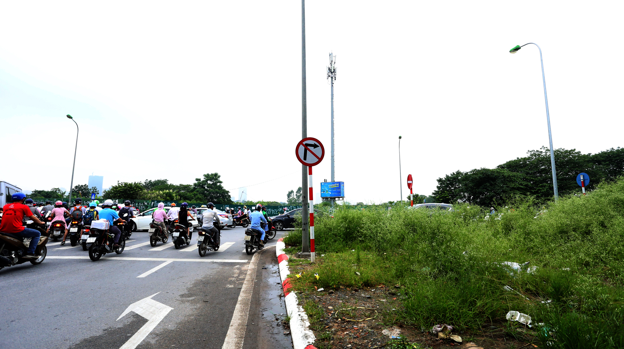 'Lười' đi vòng, vgười dân liều mạng chạy ngược chiều trên Đại lộ Thăng Long vào phố Sa Đôi - Ảnh 3.