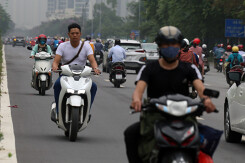 Lười đi vòng, người dân liều mạng chạy ngược chiều trên Đại lộ Thăng Long vào phố Sa Đôi